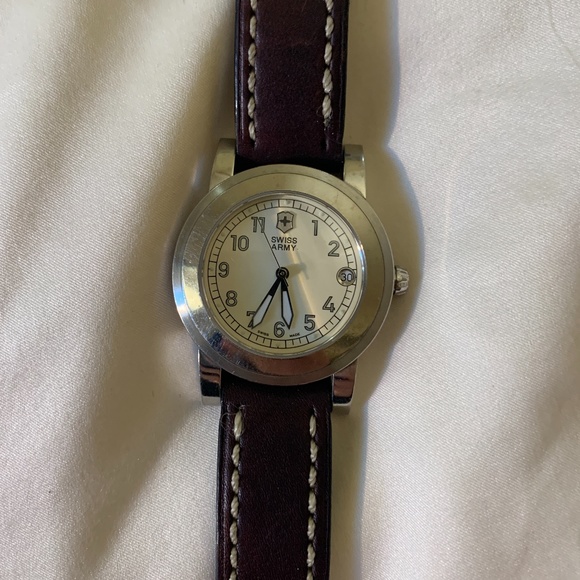 Victorinox Swiss Army Watch 24177 'Cavalier' Small - Picture 3 of 7